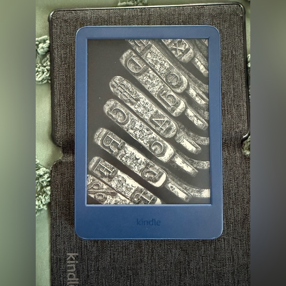 Kindle E-Reader - Blue - Picture 2 of 5